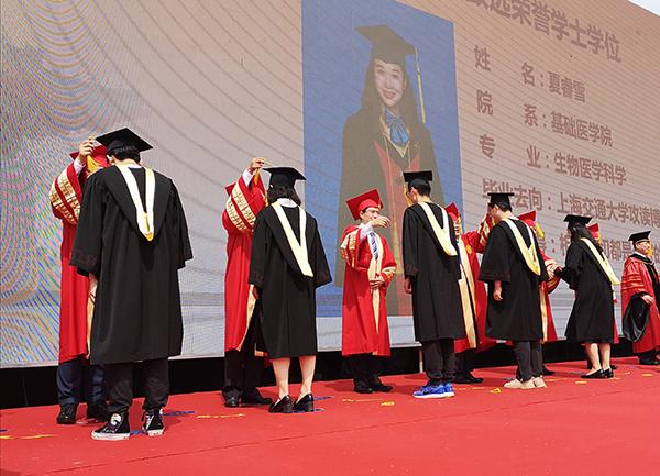 上海交大万名学子毕业，校长寄语“担当是首先要具备的品质”