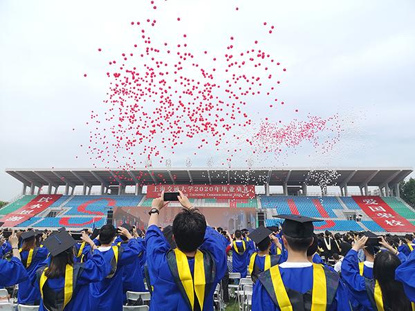 上海交大万名学子毕业，校长寄语“担当是首先要具备的品质”