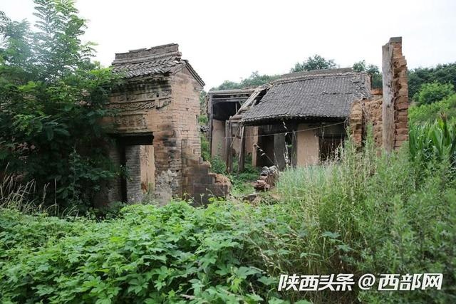 西安少陵原上废弃的古宅 没倒的垂花门精美无比