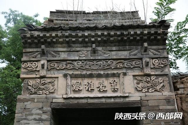 西安少陵原上废弃的古宅 没倒的垂花门精美无比