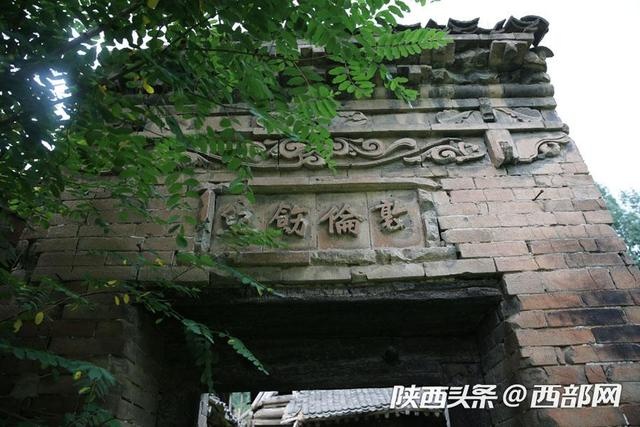 西安少陵原上废弃的古宅 没倒的垂花门精美无比