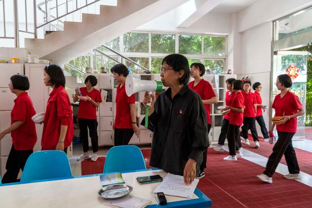 云南丽江华坪女子高级中学学生在做课间操(7月4日摄.