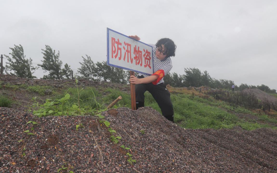 杨博返乡参与抗洪。赵晨露 摄