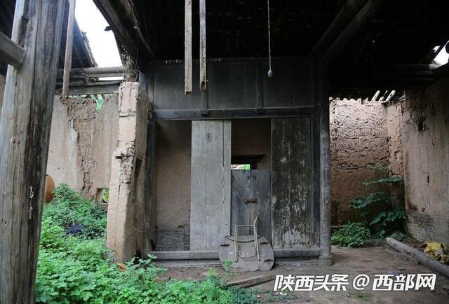 西安少陵原上废弃的古宅 没倒的垂花门精美无比