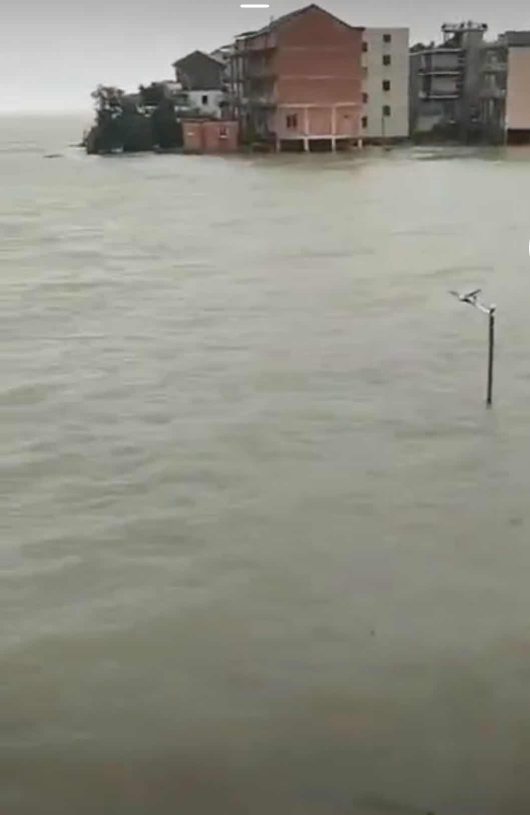 赵家湾村被淹。视频截图