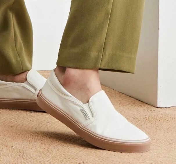 王妃怀孕都在穿的小白鞋,防泼水超耐脏,走路像踩在云朵上休闲区蓝鸢梦想 - Www.slyday.coM 王妃怀孕都在穿的小白鞋,防泼水超耐脏,走路像踩在云朵上休闲区蓝鸢梦想 - Www.slyday.coM