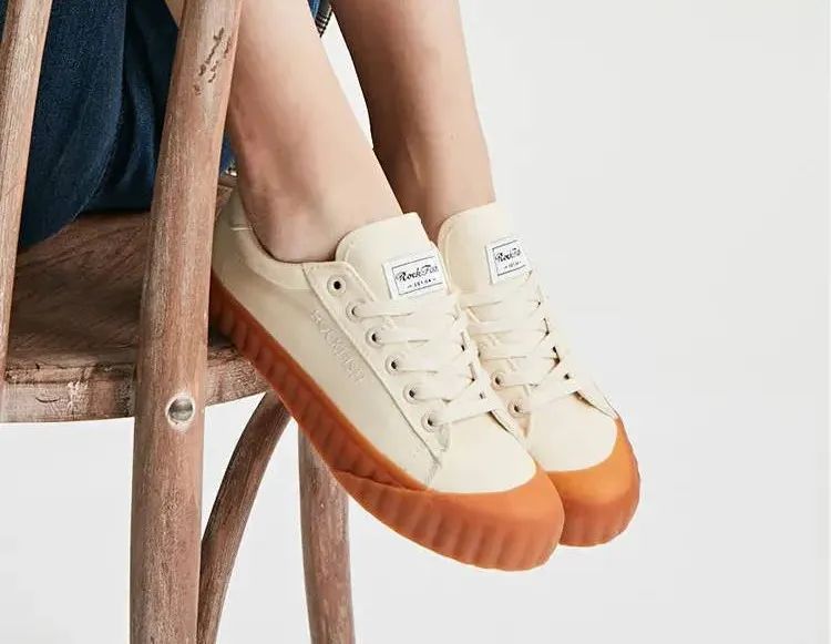 王妃怀孕都在穿的小白鞋,防泼水超耐脏,走路像踩在云朵上休闲区蓝鸢梦想 - Www.slyday.coM 王妃怀孕都在穿的小白鞋,防泼水超耐脏,走路像踩在云朵上休闲区蓝鸢梦想 - Www.slyday.coM