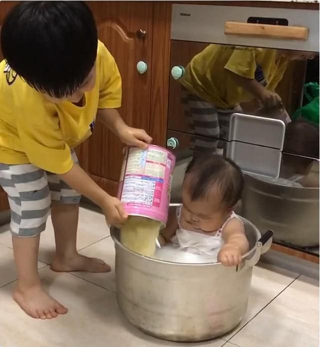 哥哥准备偷偷将弟弟“炖汤”,宝妈看后无法淡定,网友:挺费奶粉