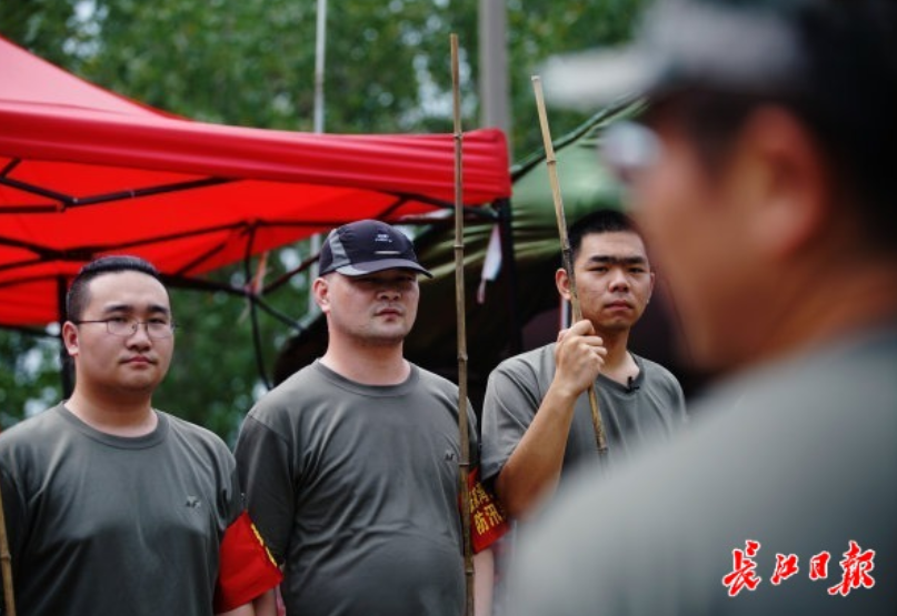周亮宇(左三)等待命令。
