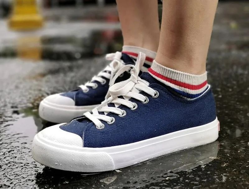 王妃怀孕都在穿的小白鞋,防泼水超耐脏,走路像踩在云朵上休闲区蓝鸢梦想 - Www.slyday.coM 王妃怀孕都在穿的小白鞋,防泼水超耐脏,走路像踩在云朵上休闲区蓝鸢梦想 - Www.slyday.coM