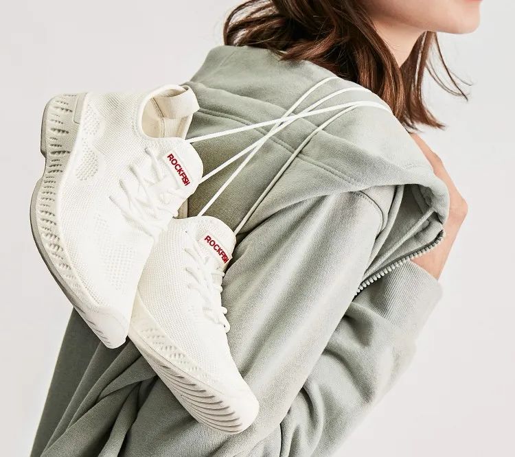 王妃怀孕都在穿的小白鞋,防泼水超耐脏,走路像踩在云朵上休闲区蓝鸢梦想 - Www.slyday.coM 王妃怀孕都在穿的小白鞋,防泼水超耐脏,走路像踩在云朵上休闲区蓝鸢梦想 - Www.slyday.coM