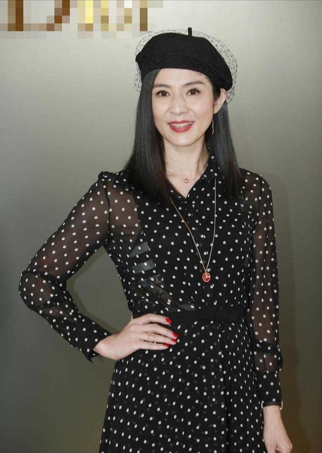 杨采妮的优雅气质从来没输过,穿玫红色连衣裙艳而不俗,美腻了