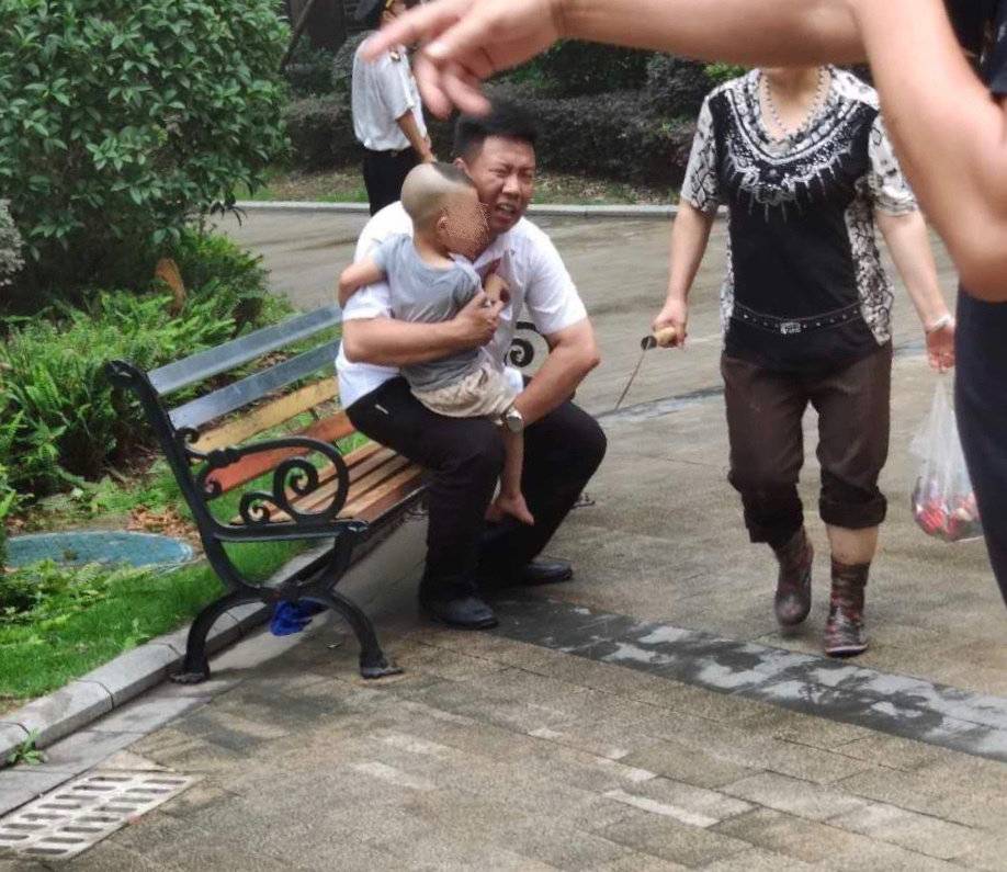 听到小孩哭他翻火场救人!阿里天天正能量联合封面新闻奖励“物业小哥”