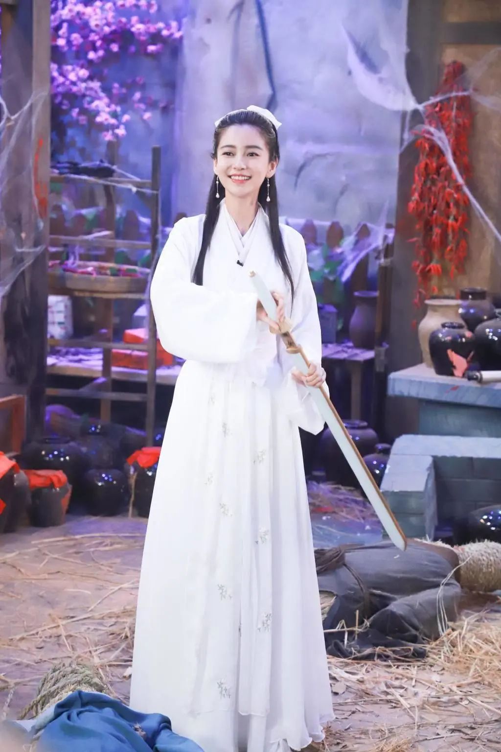 杨颖不愧是模特出身,和欧阳娜娜同穿涂鸦衬衫,差11岁美得惊艳