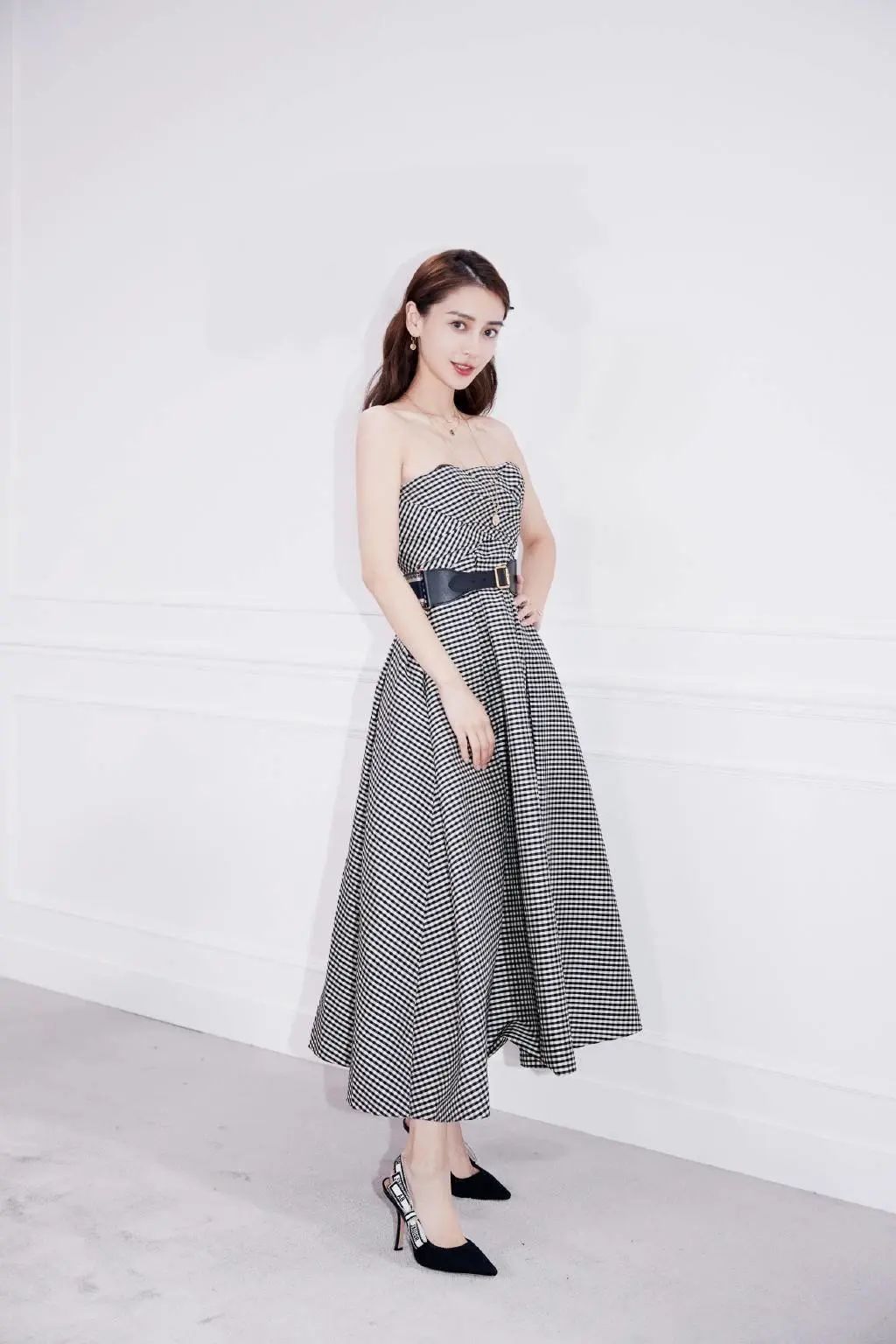 杨颖不愧是模特出身,和欧阳娜娜同穿涂鸦衬衫,差11岁美得惊艳