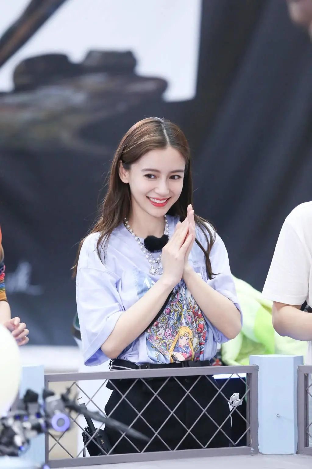 杨颖不愧是模特出身,和欧阳娜娜同穿涂鸦衬衫,差11岁美得惊艳