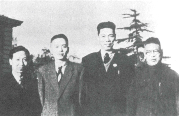 改革开放后,他带领首个内地访问团访问香港,包玉刚、董建华招待了他们