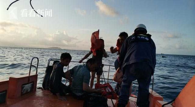 海南三亚:渔船凌晨触礁4渔民被困“南海救511”紧急救援
