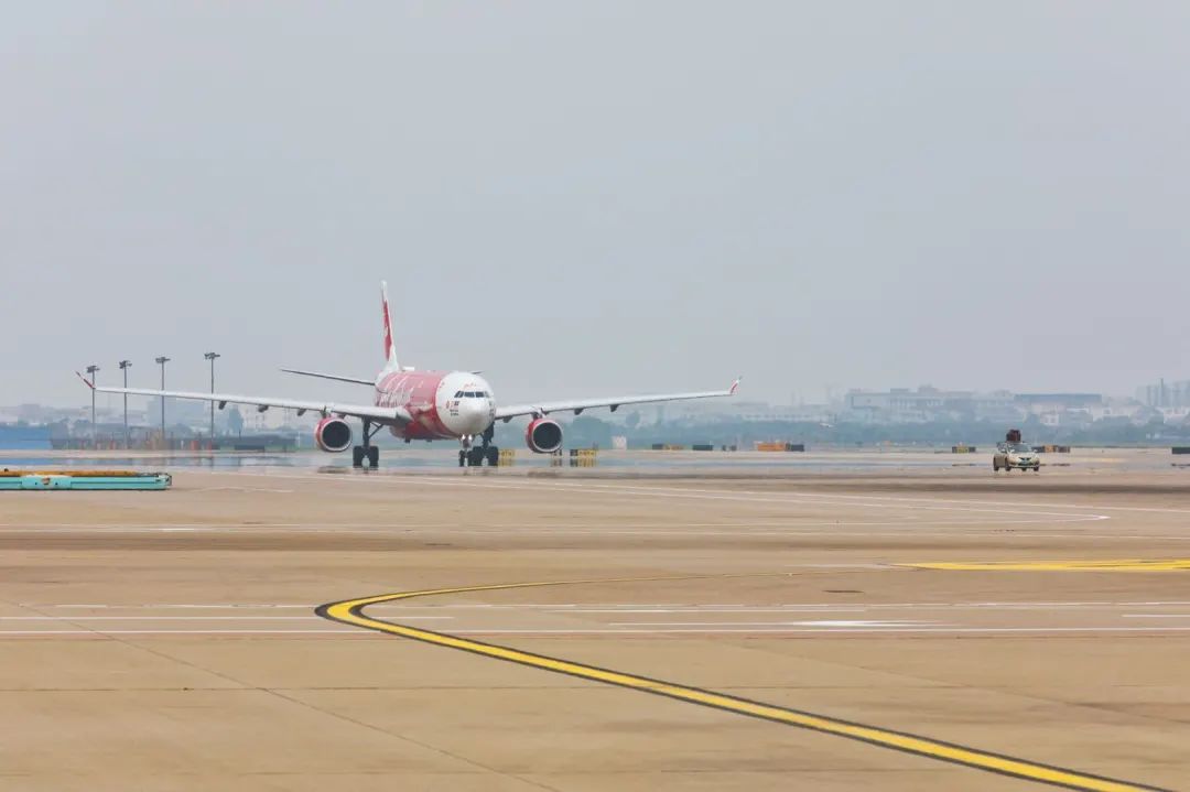 疫情影响以来第一趟国际航班降落萧山机场!杭州国际航线将陆续恢复.