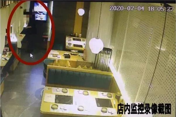 一女子遭熟人杯中下药,店员机智换杯子并悄悄提醒她,被网友称为“教科书式的营救”