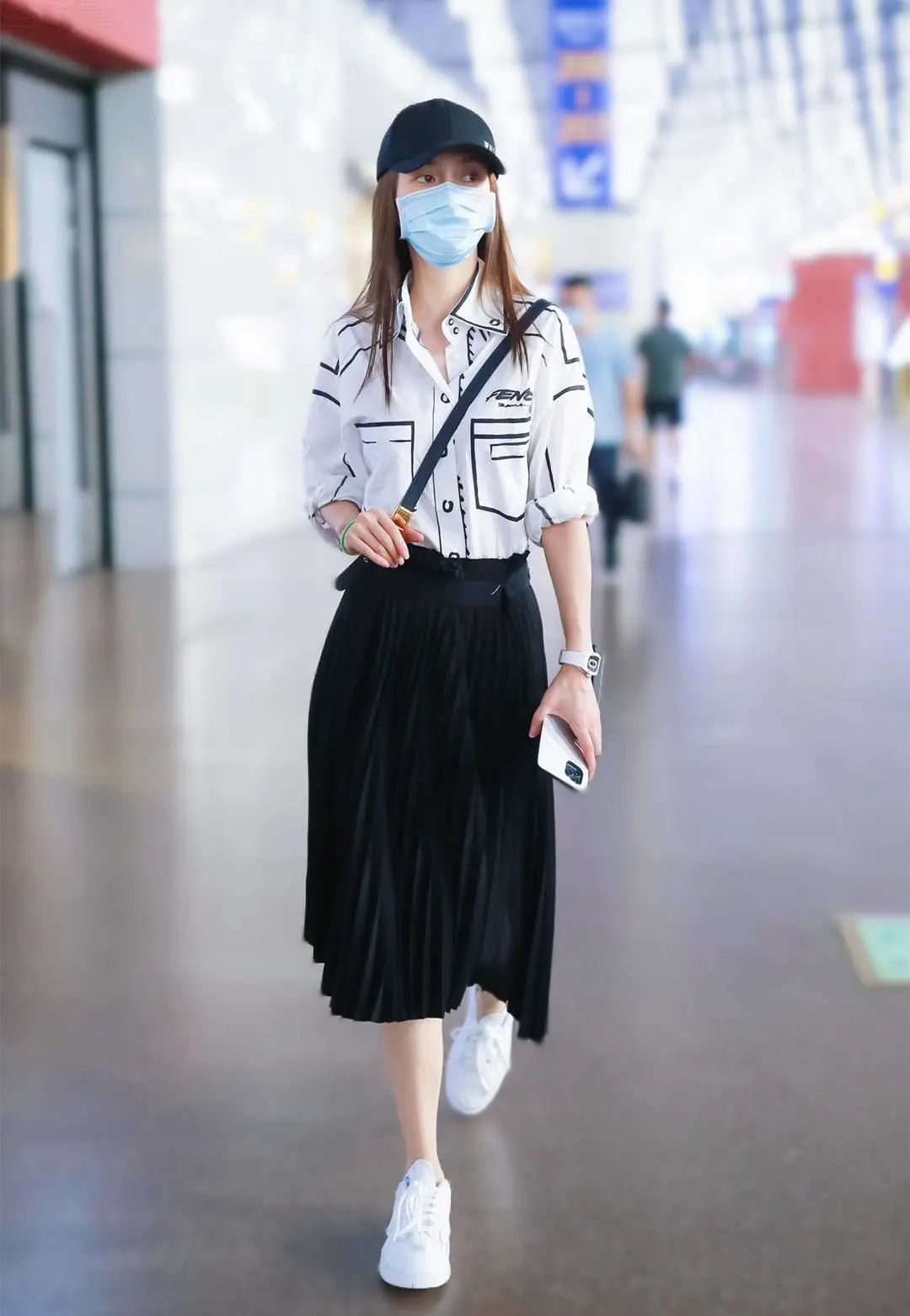 杨颖不愧是模特出身,和欧阳娜娜同穿涂鸦衬衫,差11岁美得惊艳