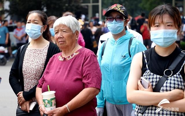 组图丨鲜花、旗袍……德州中考“陪考团”暖心守护助学子乘风破浪
