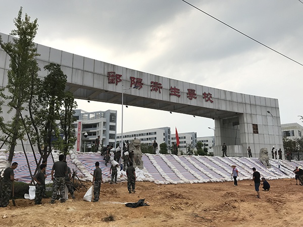 鄱阳卫生学校校门前的第二道防线施工现场