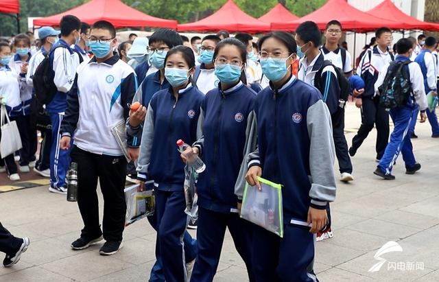 组图丨鲜花、旗袍……德州中考“陪考团”暖心守护助学子乘风破浪