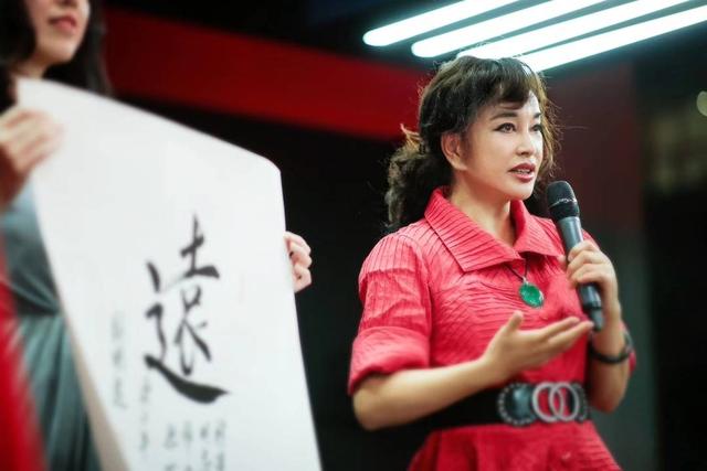 刘晓庆举办书法展,穿红裙大气优雅,也不再刻意掩饰皱纹了!