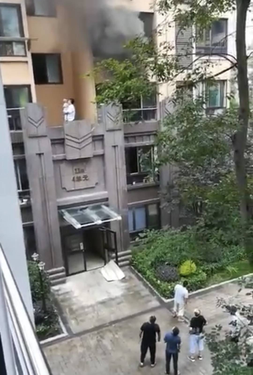 听到小孩哭他翻火场救人!阿里天天正能量联合封面新闻奖励“物业小哥”