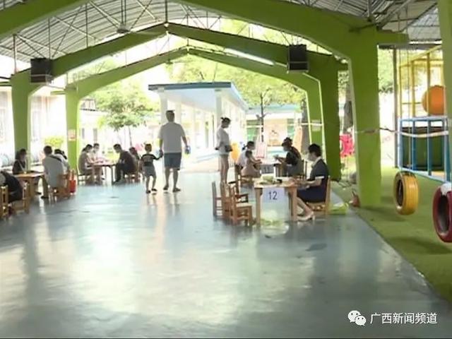 柳州一幼儿园招生,家长连夜在暴雨中排队!园方:连夜发号错峰报名
