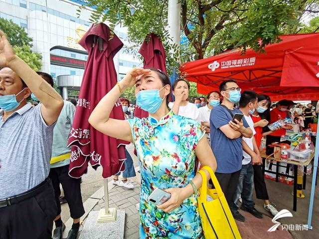 组图丨鲜花、旗袍……德州中考“陪考团”暖心守护助学子乘风破浪