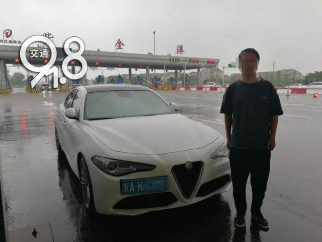 男子的“小众豪车”被副驾质疑,一脚油门飙到190,结果惨了