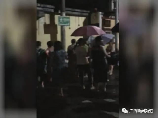 柳州一幼儿园招生,家长连夜在暴雨中排队!园方:连夜发号错峰报名