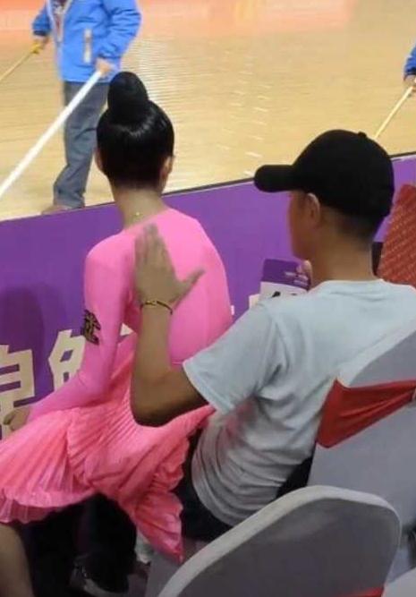 马伊琍与女儿游玩,12岁爱马身高直逼妈妈,跪蹲为其拍照太懂事