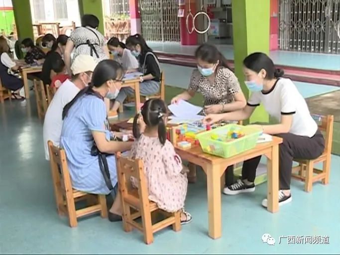 柳州一幼儿园招生,家长连夜在暴雨中排队!园方:连夜发号错峰报名