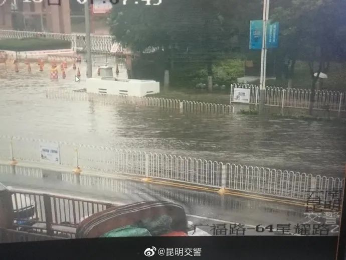 今早,能到单位的都是乘风破浪的!都是爱岗敬业的!