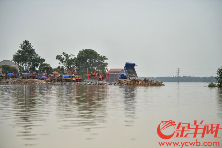 江西防汛抗洪现场直击:问桂道圩决口处14日将完成封堵