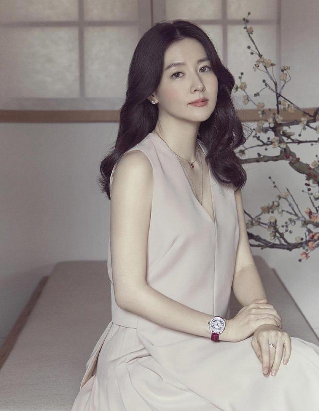 过了45岁的女人,学李英爱穿浅色系搭配,有高级感,显贵并不难