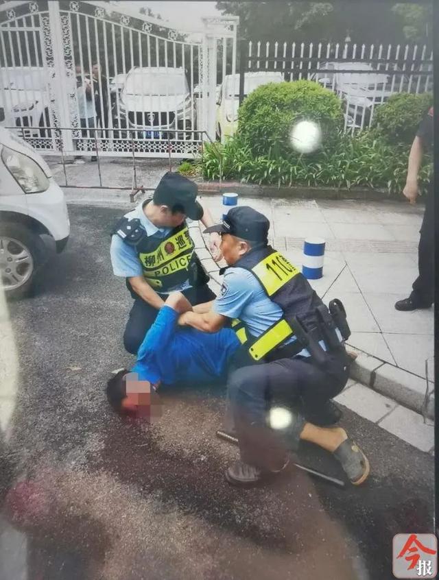 当街持刀捅人!广西柳州一女子被捅伤,嫌疑人当场被擒