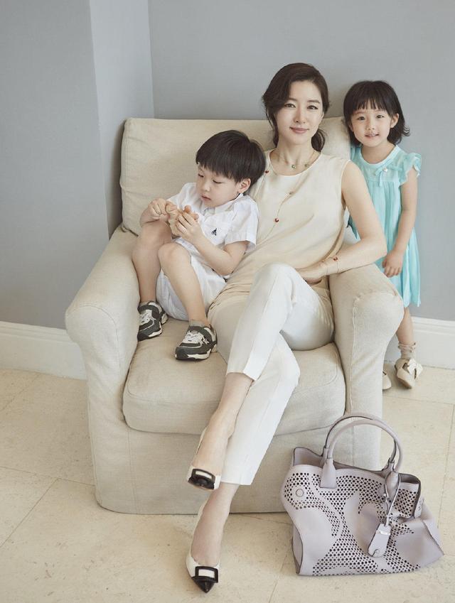 过了45岁的女人,学李英爱穿浅色系搭配,有高级感,显贵并不难