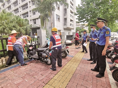 4块警示牌“止不住”违停 城管动真格拖移车