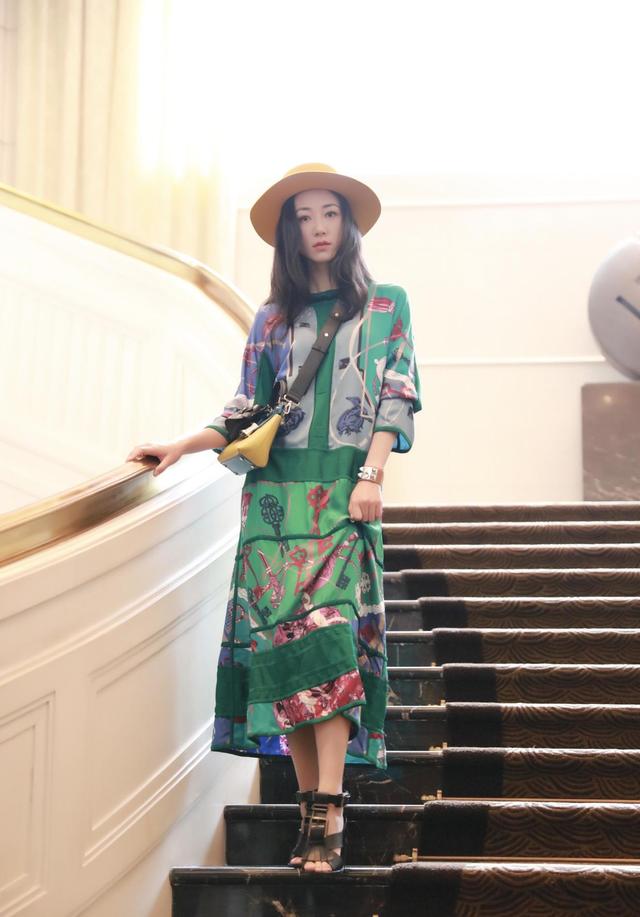 韩雪很有“女神”气质范,穿印花衬衫连衣长裙配上帽子,青春靓丽