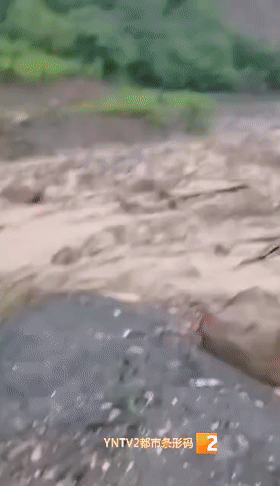 请绕行!暴雨导致香格里拉虎香公路甲沟桥路段突发泥石流!道路已中断正在抢修