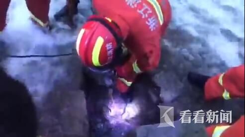 女孩河道游泳被吸进排水管 救出时已无生命体征