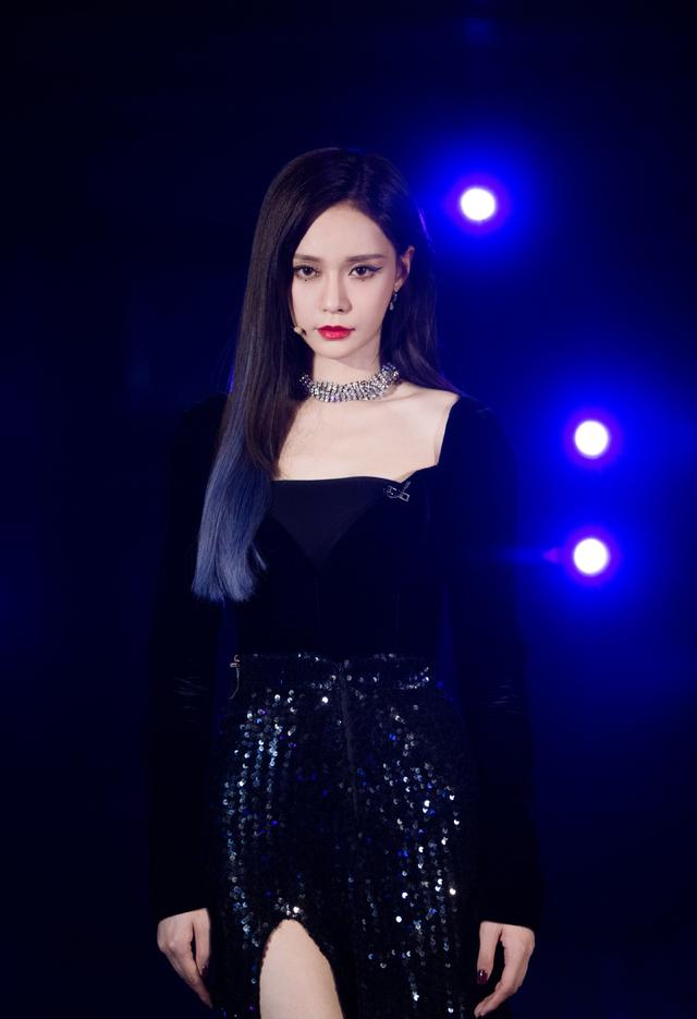 沈梦辰太会撩人了,亮片开叉裙塞成超短裙,配方领上衣霸气又性感