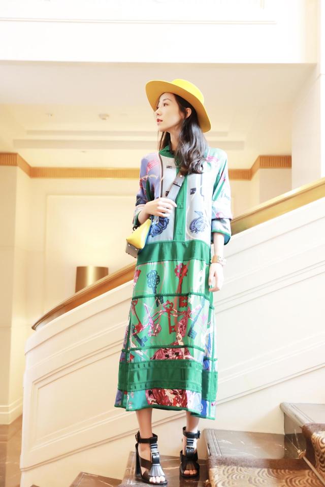 韩雪很有“女神”气质范,穿印花衬衫连衣长裙配上帽子,青春靓丽