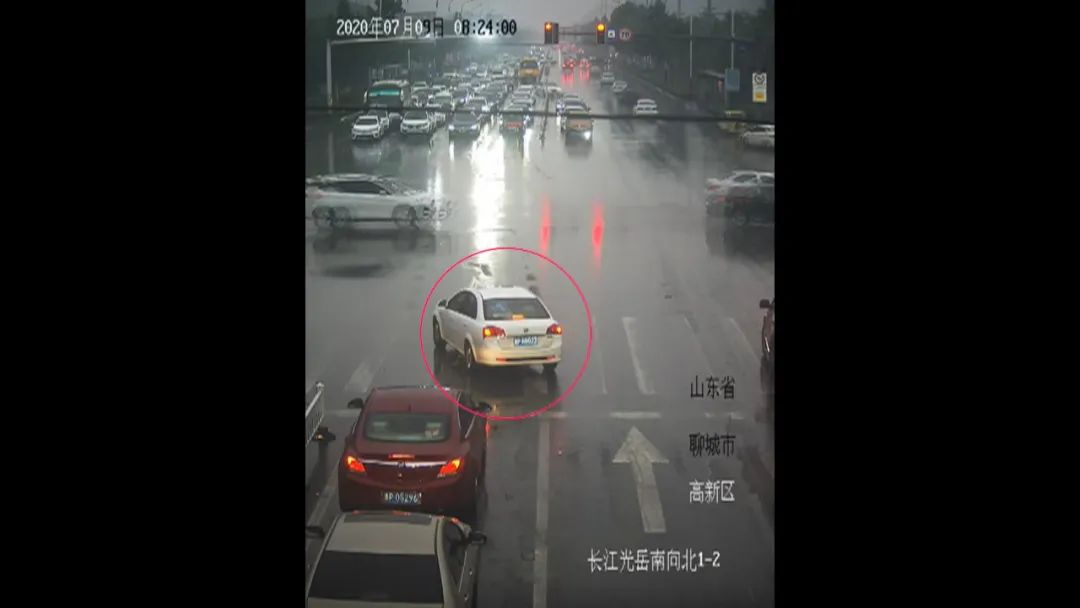 教科书式的礼让,市民纷纷点赞