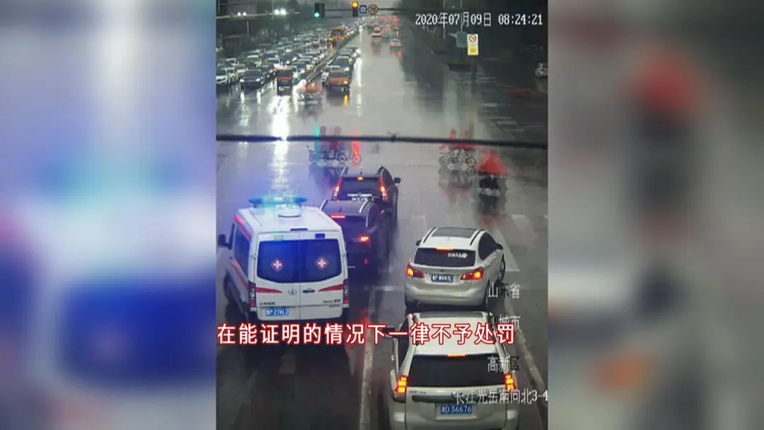 教科书式的礼让,市民纷纷点赞