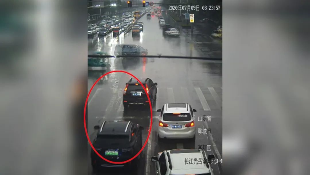 教科书式的礼让,市民纷纷点赞